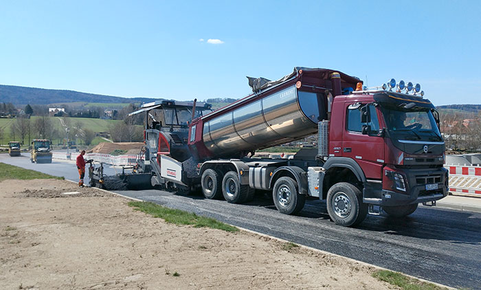 Asphalteinbau im Wohngebiet 