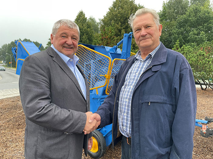 Bürgermeister Peter Mühle bedankt sich bei Gerhard Kolodzinski. Er hat einen besonderen Anteil an der Aufarbeitung der Presse.