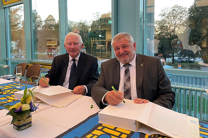 Signieren der Neustadt-Chronik v. l. Autor Dr. Gerhard Brendler und Bürgermeister Peter Mühle