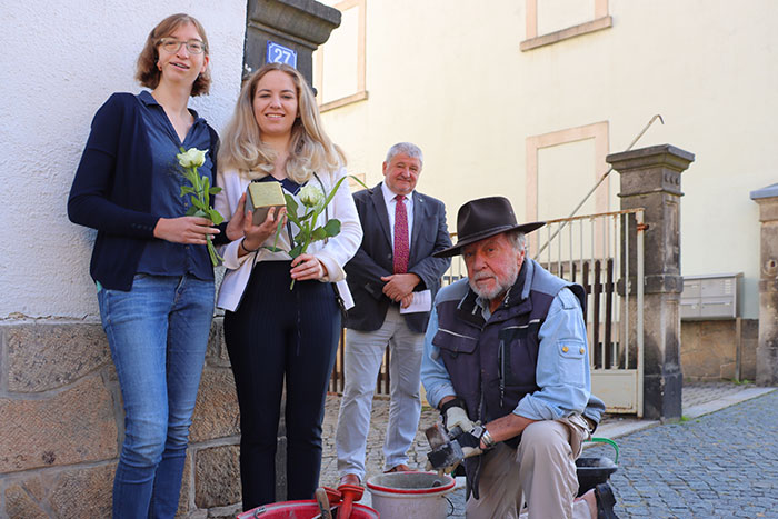 Einsetzen des Stolpersteins an der Struvestraße, v. l. Margarete Hentzschel, Franziska Böhmer, Bürgermeister Peter Mühle und der Künstler Gunter Demnig