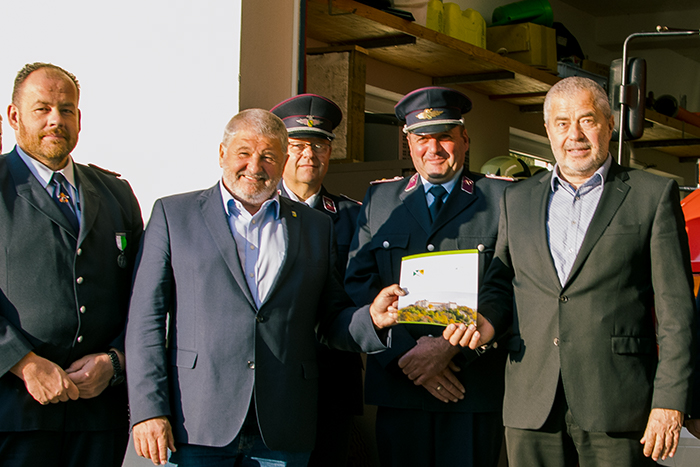 Landrat Michael Geisler übergibt Fördermittel an Bürgermeister Peter Mühle (links) für den Gerätehausumbau der Ortsfeuerwehr Krumhermsdorf Landrat Michael Geisler übergibt Fördermittel an Bürgermeister Peter Mühle (links) für den Gerätehausumbau der Ortsfeuerwehr Krumhermsdorf