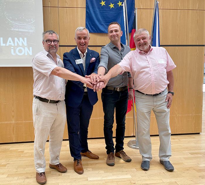 Nach der Unterzeichnung ins Goldene Buch verdeutlichten die Bürgermeister ihren Zusammenhalt symbolisch, v. l. Bürgermeister Paul Le Bihan aus Lannion, Oberbürgermeister Gerhard Jauernig, Bürgermeister Stanislav Orság aus Sternberk mit Bürgermeister Peter Mühle Nach der Unterzeichnung ins Goldene Buch verdeutlichten die Bürgermeister ihren Zusammenhalt symbolisch, v. l. Bürgermeister Paul Le Bihan aus Lannion, Oberbürgermeister Gerhard Jauernig, Bürgermeister Stanislav Orság aus Sternberk mit Bürgermeister Peter Mühle