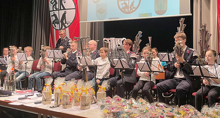 Zur Eröffnung der Jahreshauptversammlung spielte das Schalmeienorchester Polenz gemeinsam mit dem Nachwuchs Zur Eröffnung der Jahreshauptversammlung spielte das Schalmeienorchester Polenz gemeinsam mit dem Nachwuchs