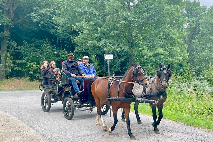 Marco Rinke führte mit seinem Gespann die Kutschenrundfahrt an Marco Rinke führte mit seinem Gespann die Kutschenrundfahrt an