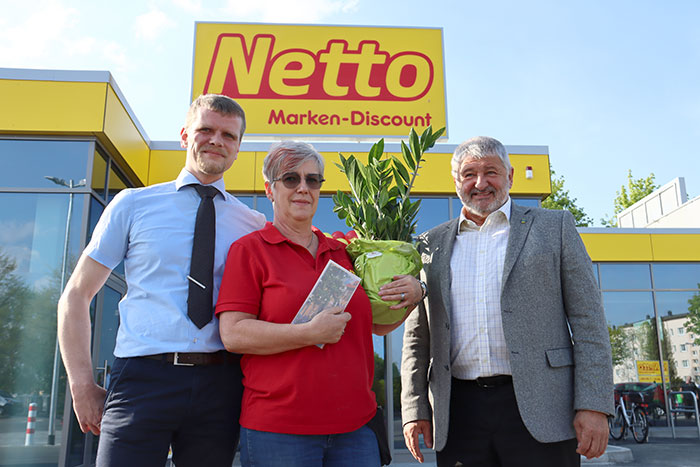 Zur Eröffnung des neuen Netto-Marktes, v. l. Verkaufsleiter Patrick Kühne, Filialleiterin Petra Gebhardt mit Bürgermeister Peter Mühle Zur Eröffnung des neuen Netto-Marktes, v. l. Verkaufsleiter Patrick Kühne, Filialleiterin Petra Gebhardt mit Bürgermeister Peter Mühle