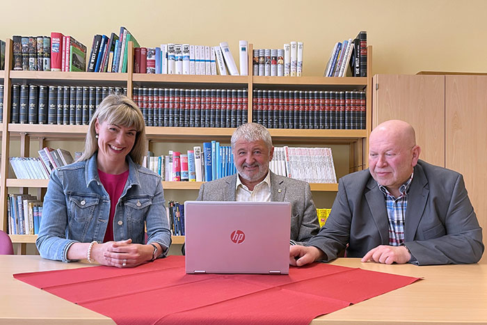 Erste Funktionsprobe bei der Übergabe, v. l. stellvertretende Schulleiterin Thea Hälsig, Bürgermeister Peter Mühle und Schulleiter Klaus Anders Erste Funktionsprobe bei der Übergabe, v. l. stellvertretende Schulleiterin Thea Hälsig, Bürgermeister Peter Mühle und Schulleiter Klaus Anders