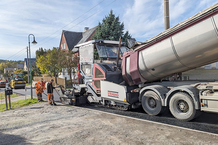 Asphalteinbau auf der Straße Anbau am 10. November 2023 Asphalteinbau auf der Straße Anbau am 10. November 2023
