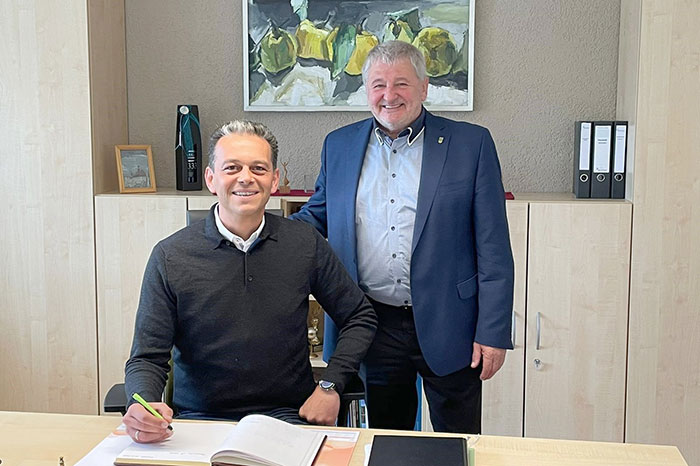 Bürgermeister Georg Schellinger (links) aus Meckenbeuren und Bürgermeister Peter Mühle 