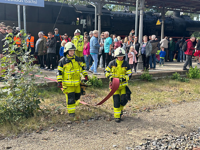 Befüllen der Lok durch die Neustädter Ortswehr