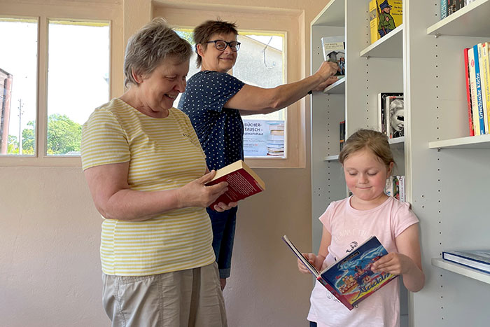 Corina Klaus (Mitte) freute sich sehr über die ersten Besucher Regina Beyer und ihre Enkelin Pauline 