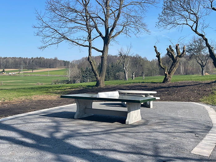 Neu installierte Tischtennisplatte und Sitzgelegenheit Neu installierte Tischtennisplatte und Sitzgelegenheit