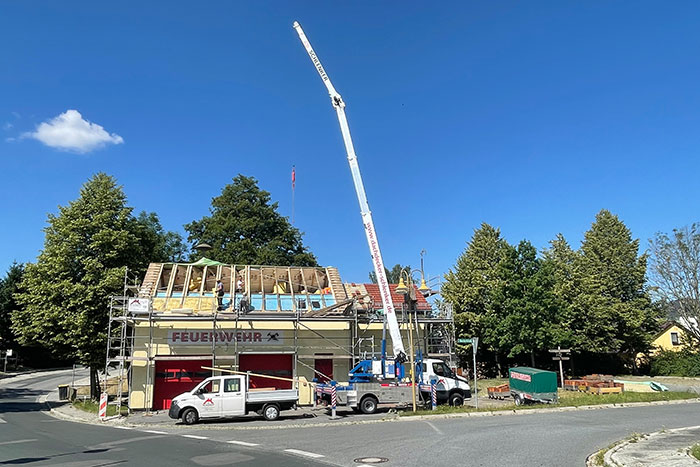 Firma Tino Schlenker beim Reparieren des Daches am 7. Juli 2023