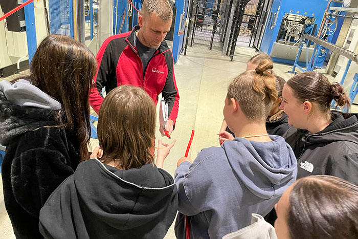 In der Produktionshalle bei Gerodur, Foto: Gerodur In der Produktionshalle bei Gerodur, Foto: Gerodur