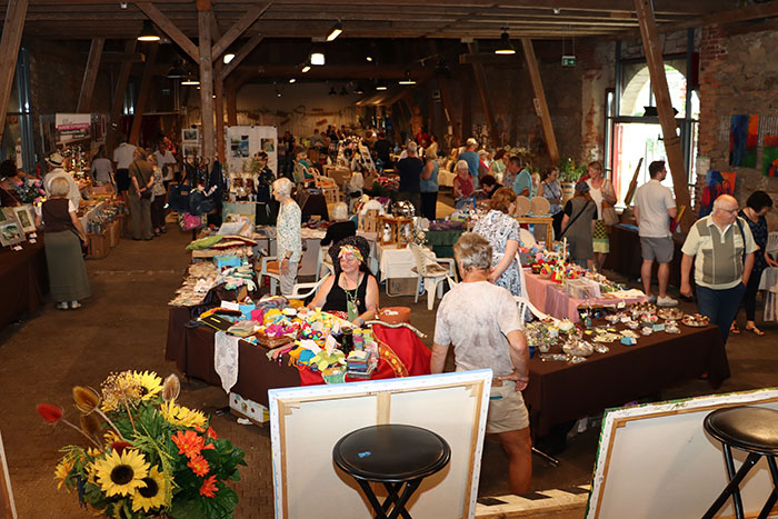 Blick auf die Hobbykünstlerausstellung in der Kulturscheune