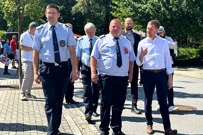  Ortswehrleiter Michael Förster (Mitte), Daniel Bortenreuter (links) und Ulrich Sturm (2. v. l.) beim Rundgang mit Ministerpräsident Michael Kretschmer (rechts)