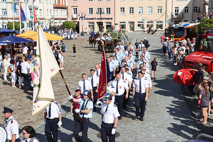 Die Neustädter Ortsfeuerwehr beim Festumzug