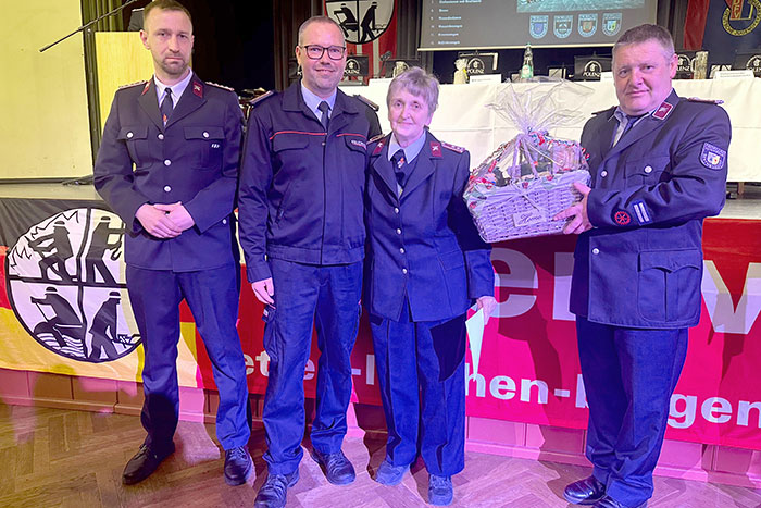 Kameradin Anita Stange mit Ortswehrleitung Berthelsdorf