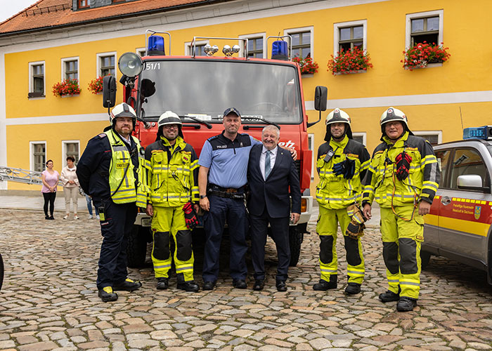 Bürgermeister Peter Mühle mit Kameraden der Feuerwehr und dem Bürgerpolizist