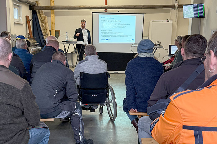 Einwohnerversammlung im Feuerwehrgerätehaus Rugiswalde Einwohnerversammlung im Feuerwehrgerätehaus Rugiswalde