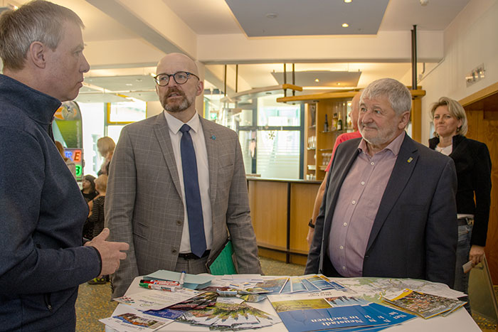 Staatssekretär Thomas Kralinski, Bürgermeister Peter Mühle und Bauamtsleiter Michael Schmidt