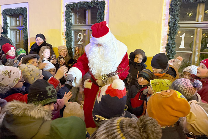 Öffnen des Rathaus-Advents-Kalenders am 1. Dezember Öffnen des Rathaus-Advents-Kalenders am 1. Dezember