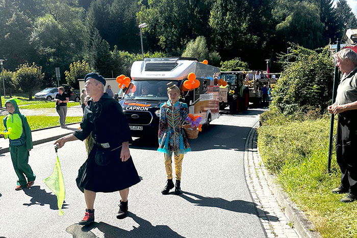 Schülers Schüler und das Wohnmobil von Capron beim Umzug