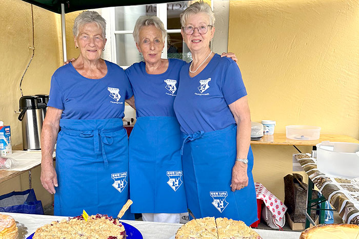 Sportlerinnen des SSV 1862 Langburkersdorf e. V. beim Kuchenverkauf