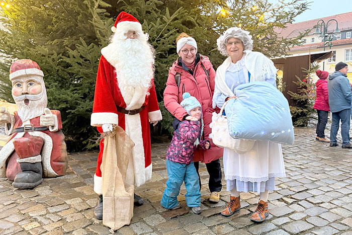 Weihnachtsmann und Frau Holle mit Besucher 