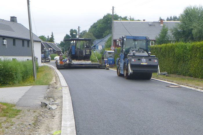 Asphalteinbau auf dem Straßenabschnitt